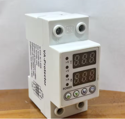 Protégez vos Appareils ! Protecteur de Tension Numérique Domestique